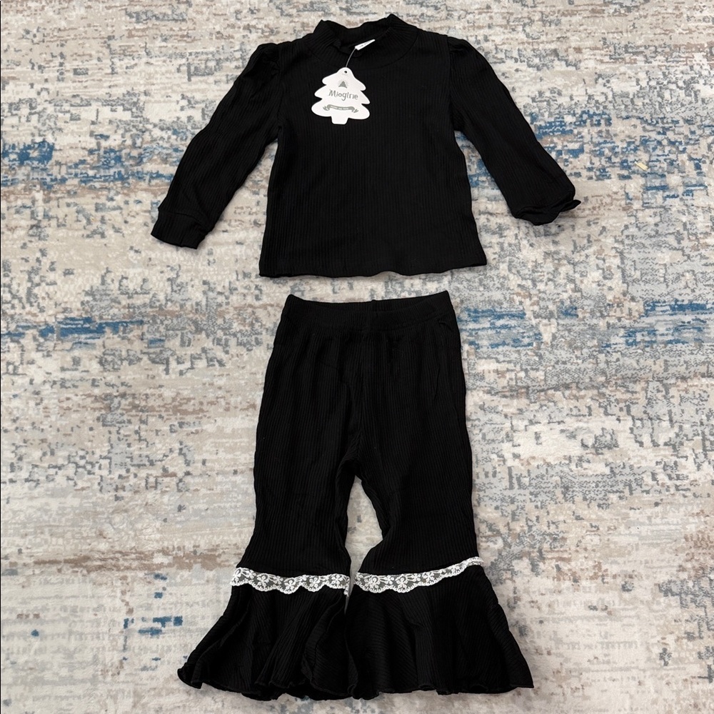 Black Ribbed Two-Piece Set with Lace Trim